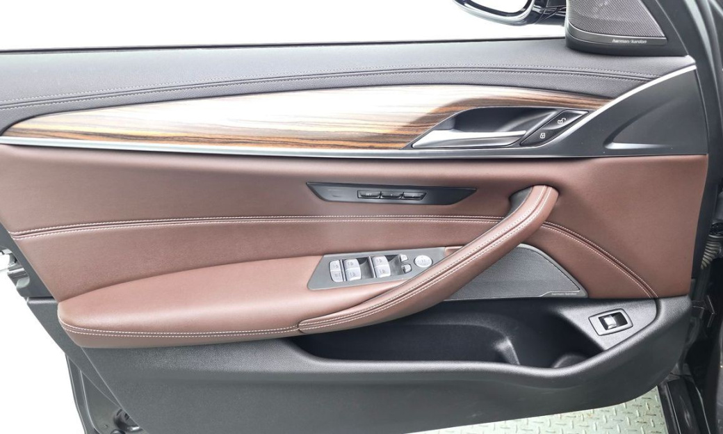 BMW 5-Series 530i xDrive Luxury, 2022