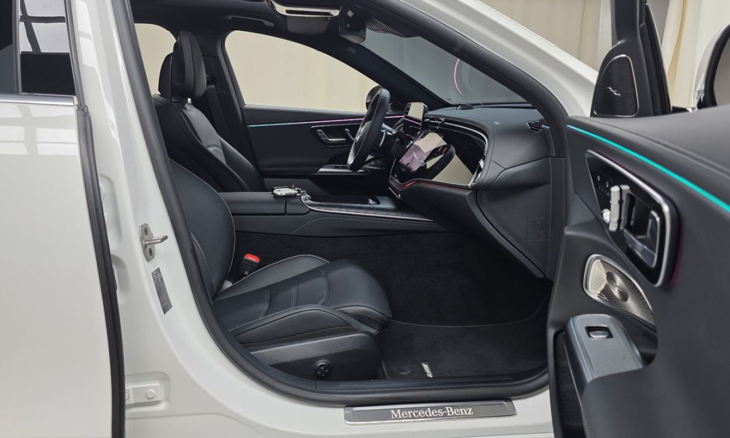 Mercedes-Benz E-Class E300 4MATIC AMG Line, 2025