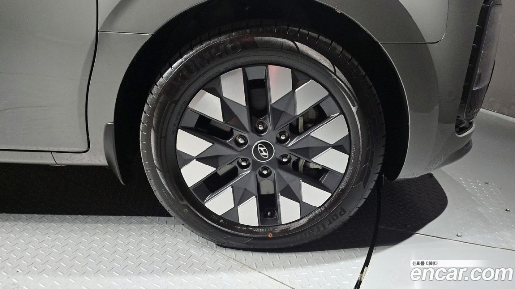 Hyundai Staria 4WD Lounge 9-Seater, 2022