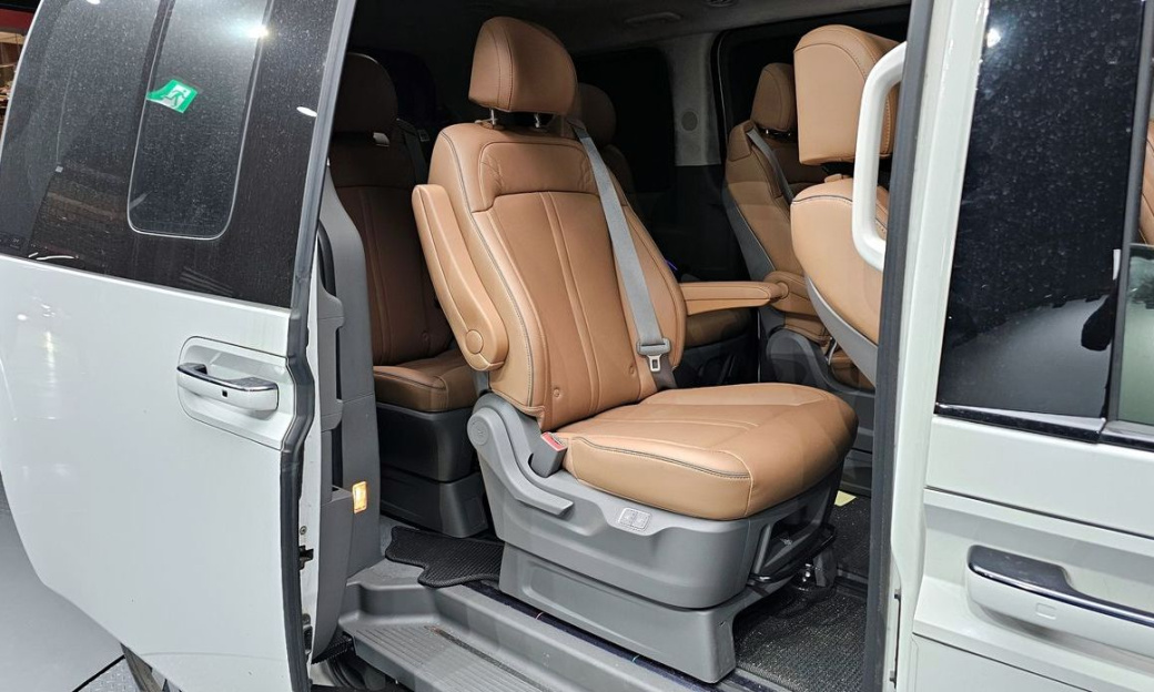 Hyundai Staria 4WD Lounge 9-Seater, 2025