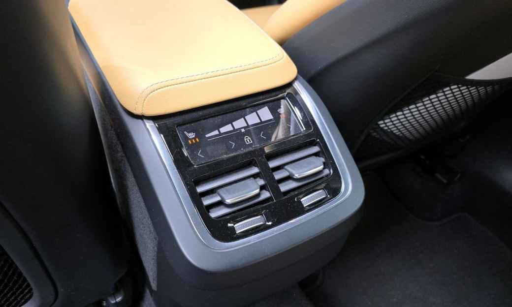 Volvo XC60 B6 Ultimate Bright, 2024