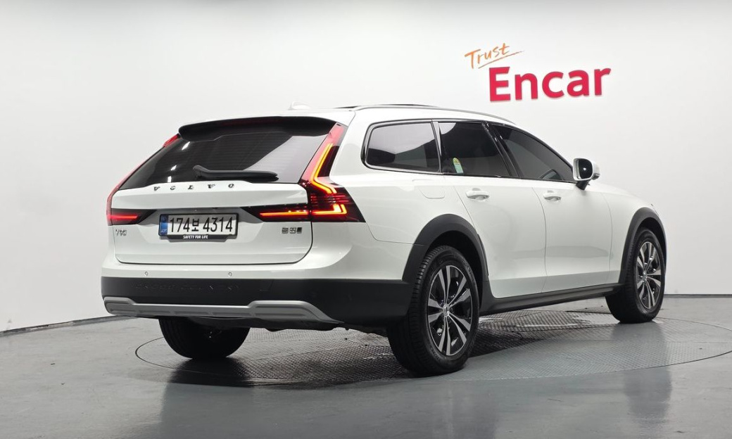 Volvo V90 B5 Plus AWD, 2025