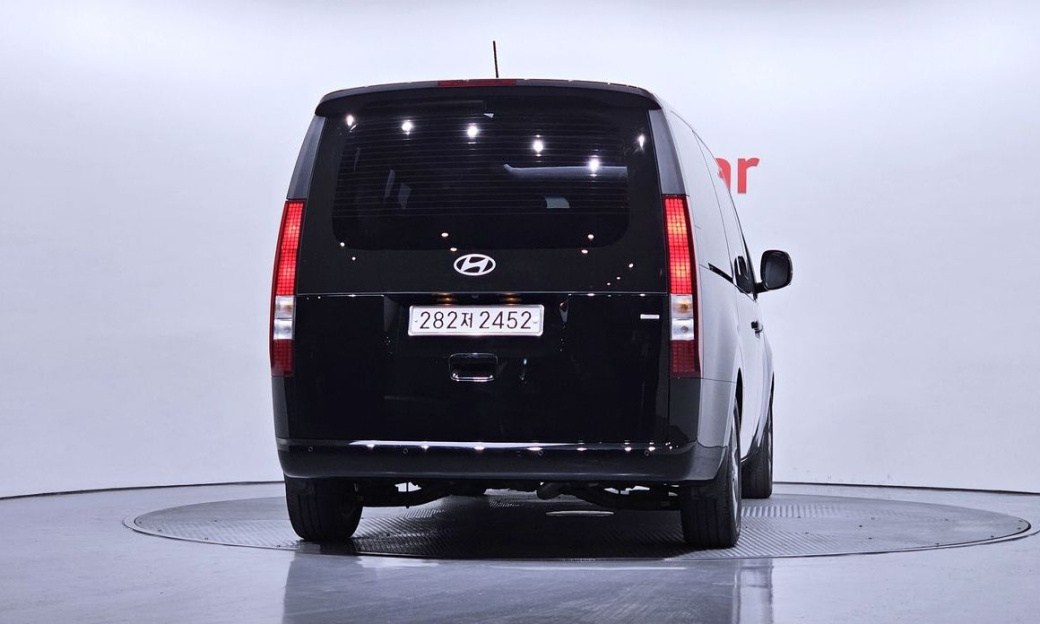 Hyundai Staria 4WD Tourer 9-Seater, 2025