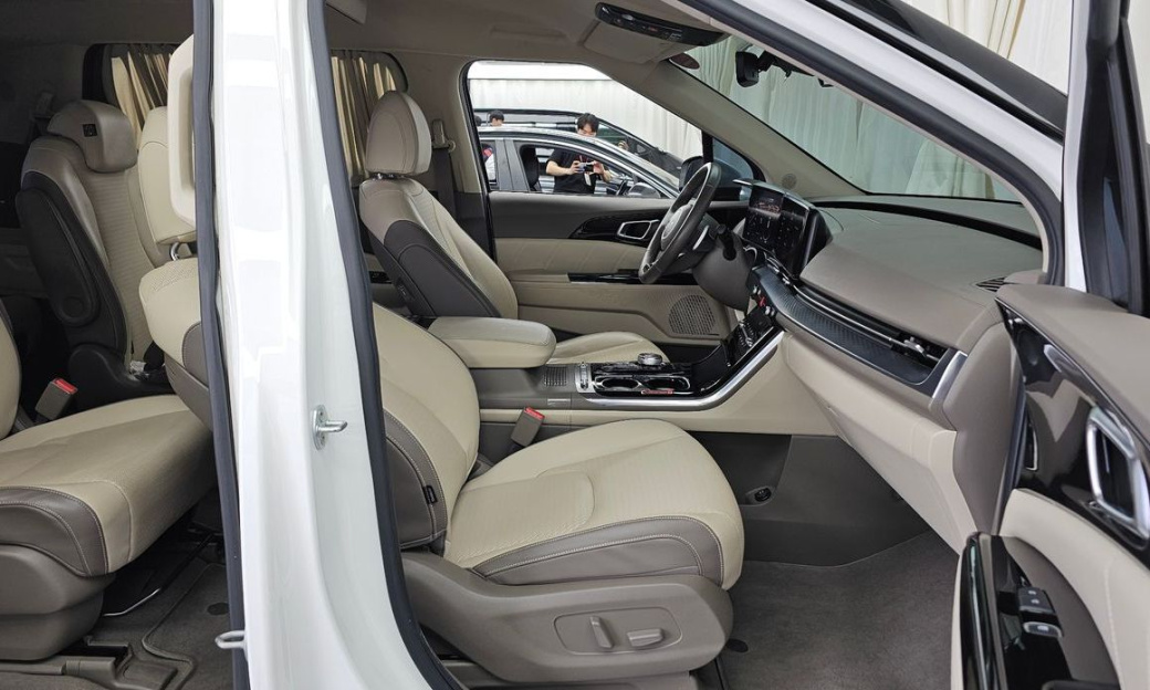 Kia Carnival 9-Seater Hi-Limousine, 2022
