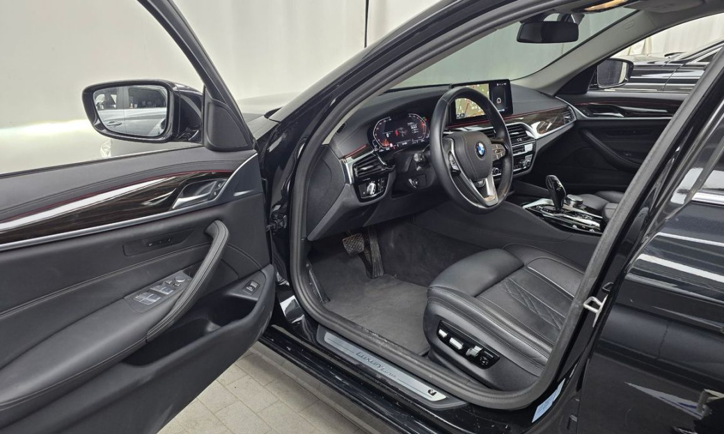 BMW 5-Series 523d xDrive Luxury, 2023