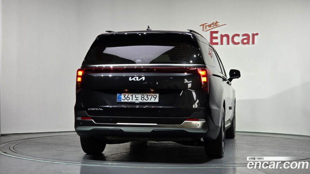 Kia Carnival 7-Seater Outdoor, 2025