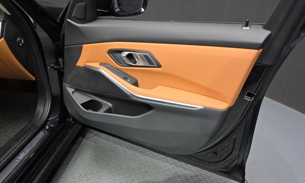 BMW 3-Series 320i, 2023