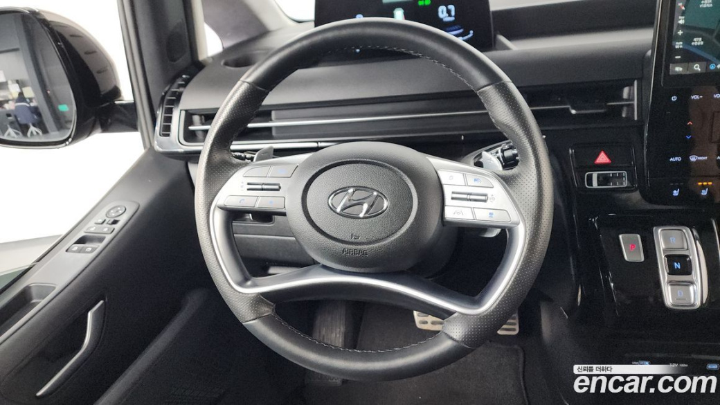 Hyundai Staria Lounge 9-Seater, 2022