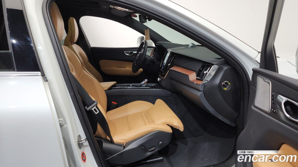 Volvo XC60 B6 Ultra Bright, 2025