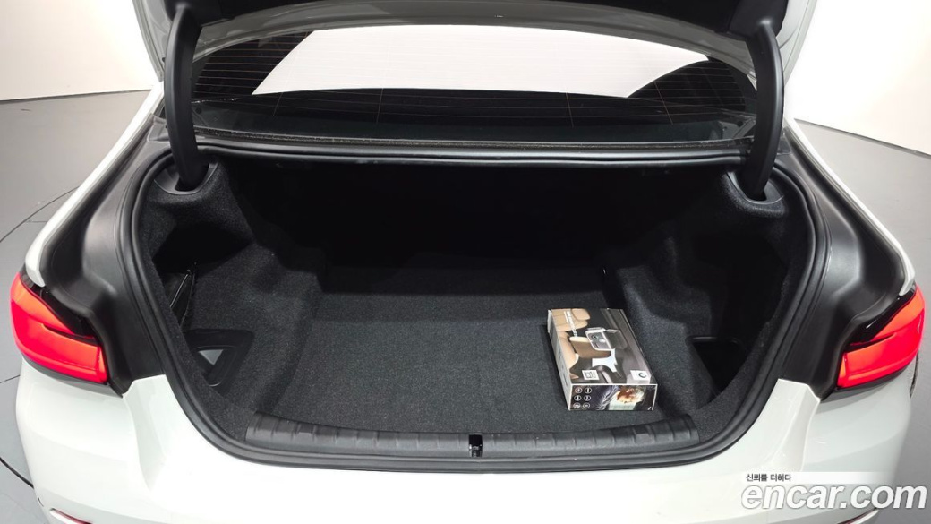 BMW 5-Series 520i Luxury, 2022