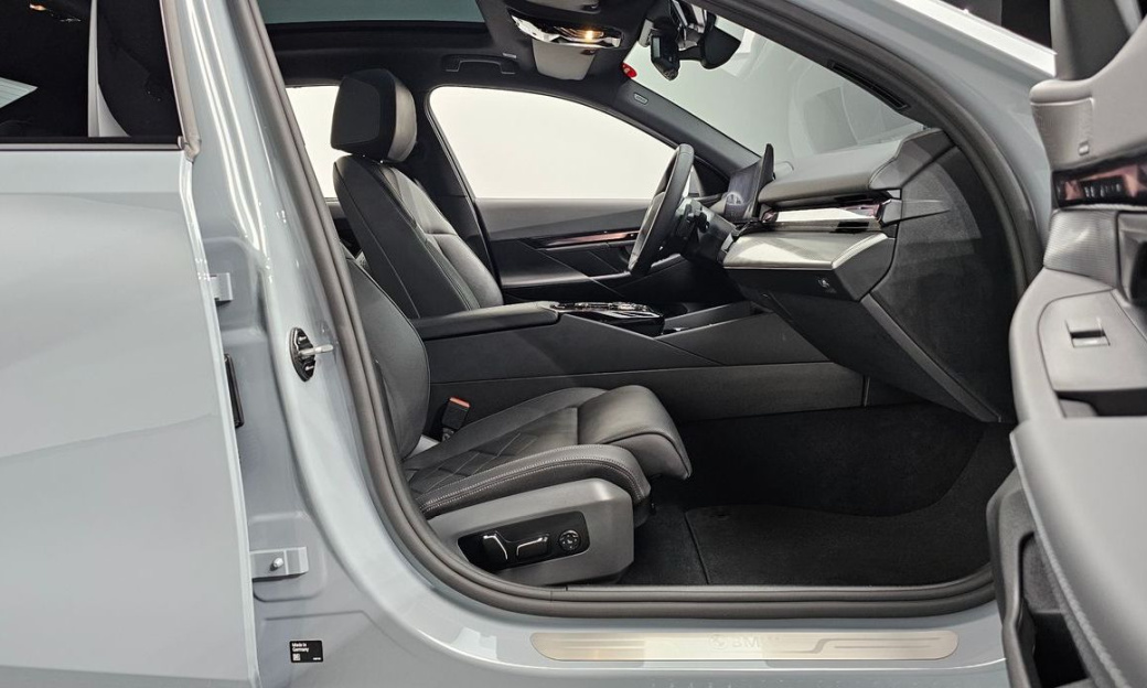 BMW 5-Series 530i xDrive M Sport, 2025