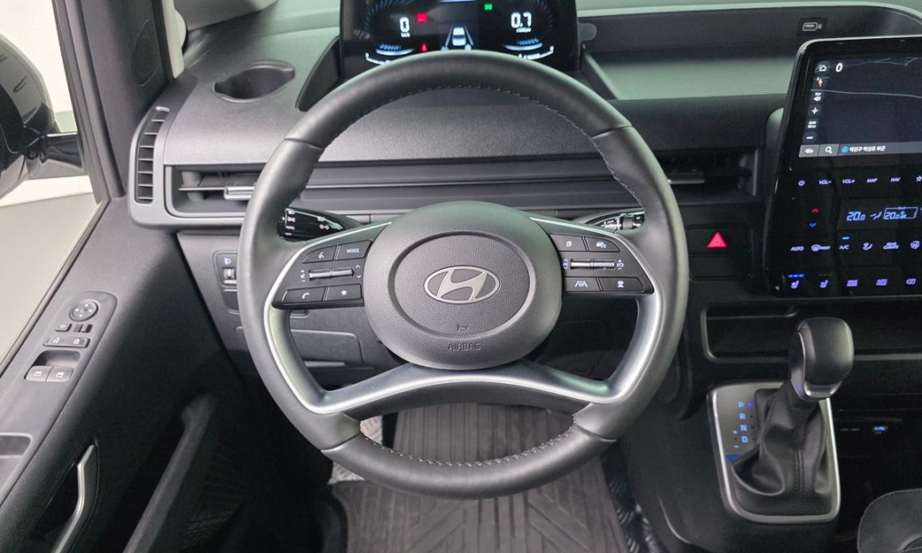 Hyundai Staria Tourer 11-Seater, 2025