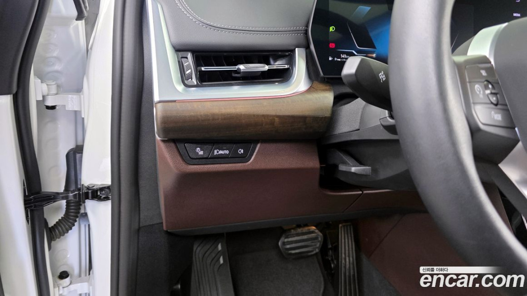 BMW 2-Series 220i Luxury, 2024