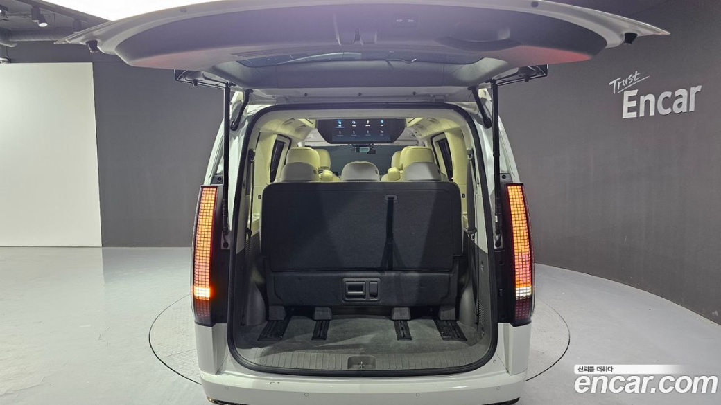 Hyundai Staria 4WD Lounge 9-Seater, 2023