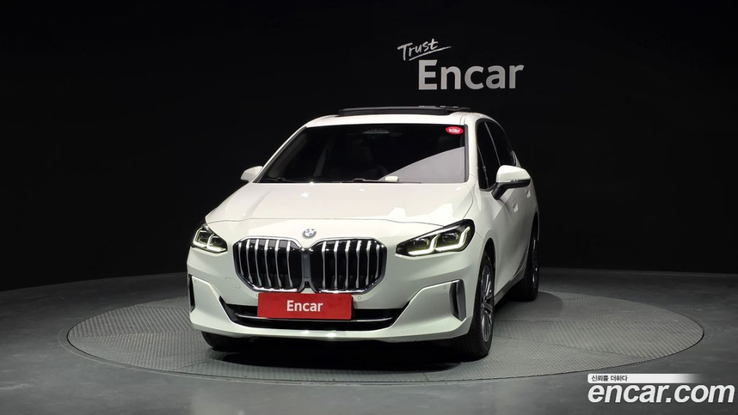BMW 2-Series 220i Luxury, 2024