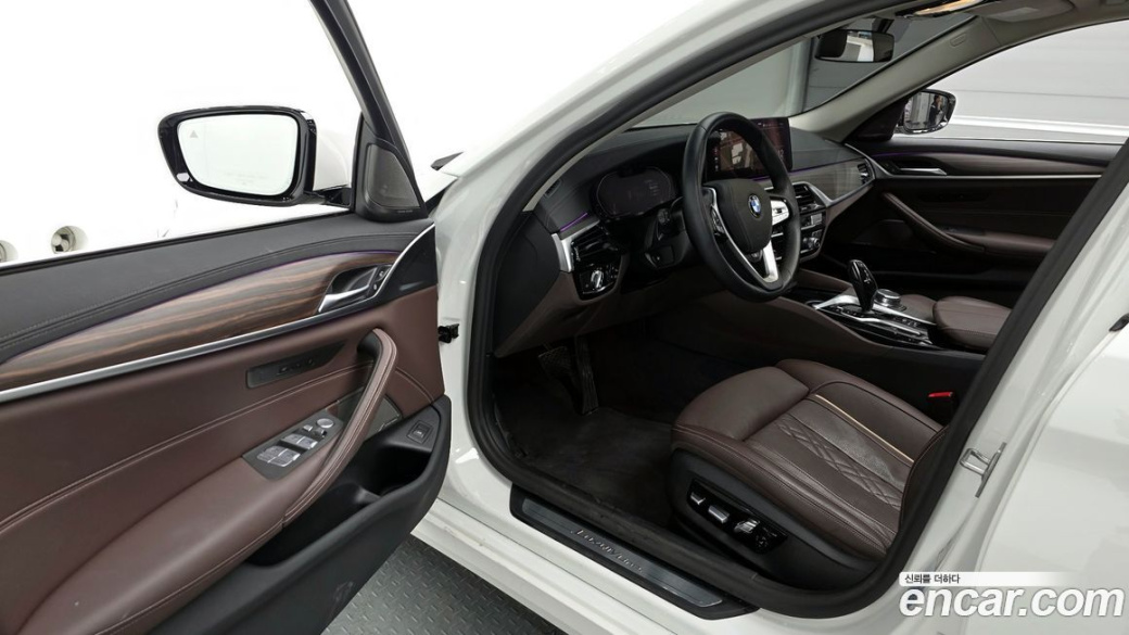BMW 5-Series 530i Luxury, 2023
