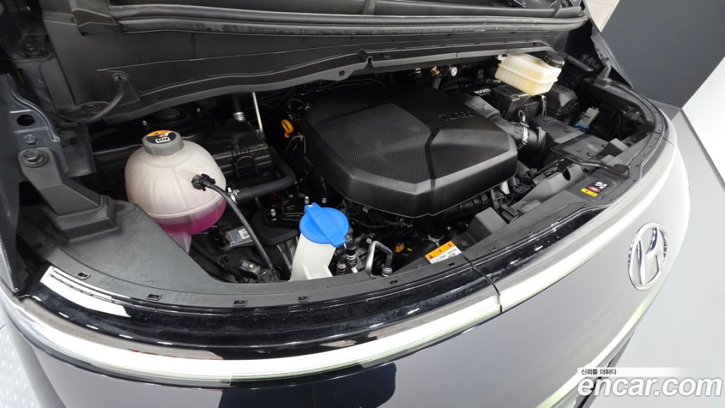 Hyundai Staria 4WD Lounge 7-Seater, 2022