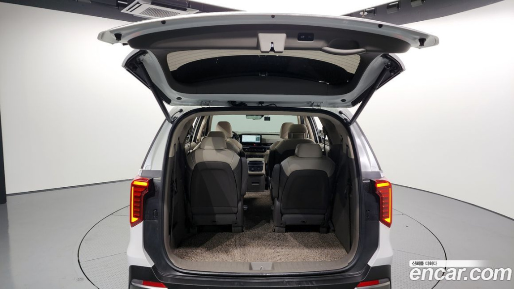 Kia Carnival 9-Seater Signature, 2024