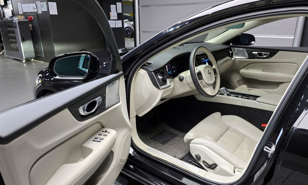 Volvo S60 B5 Ultimate Dark, 2024