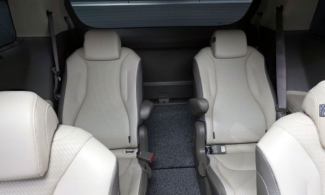 Kia Carnival 9-Seater Signature, 2023