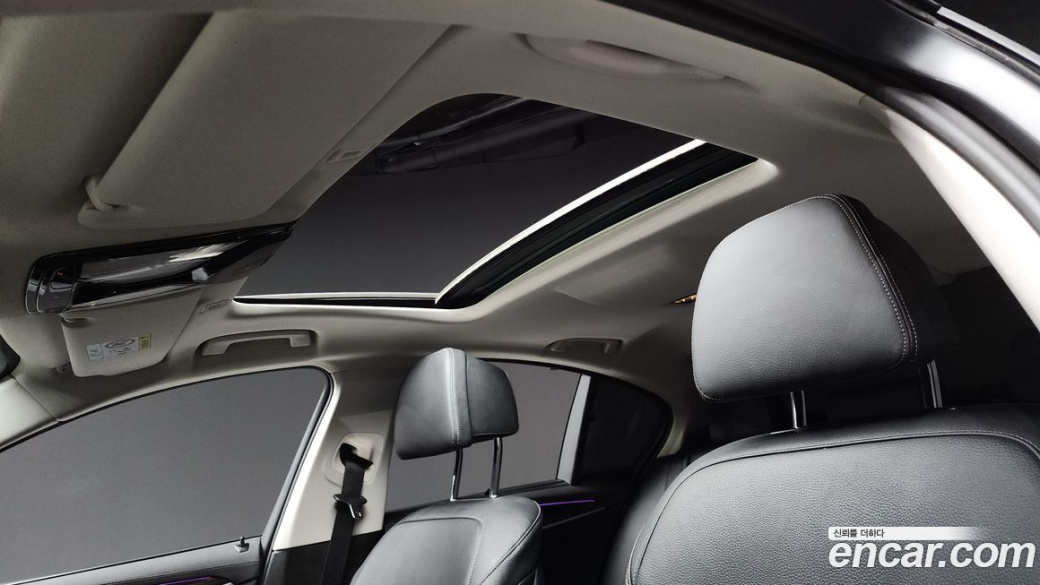 BMW 5-Series 520i Luxury, 2023