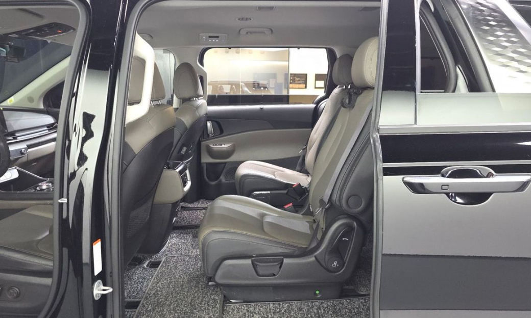 Kia Carnival 7-Seater Outdoor, 2025