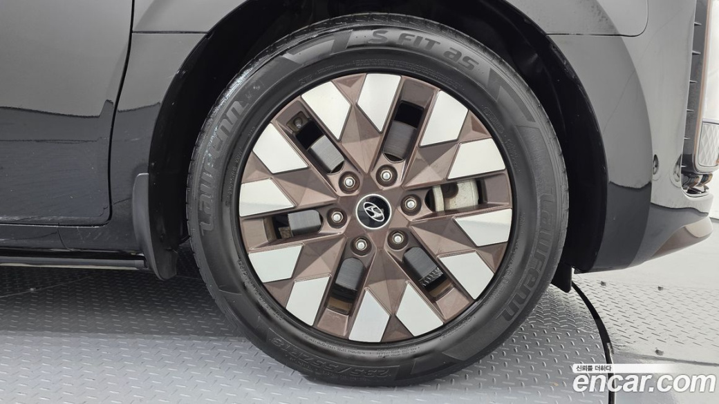 Hyundai Staria 4WD Lounge 7-Seater, 2022