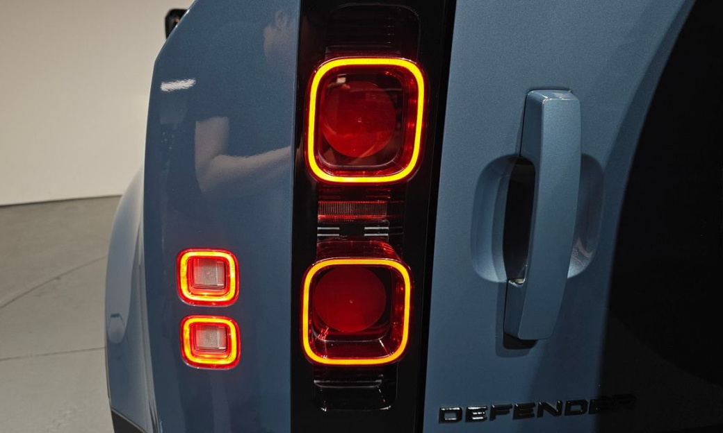 Land Rover Defender 90 D250 SE, 2022