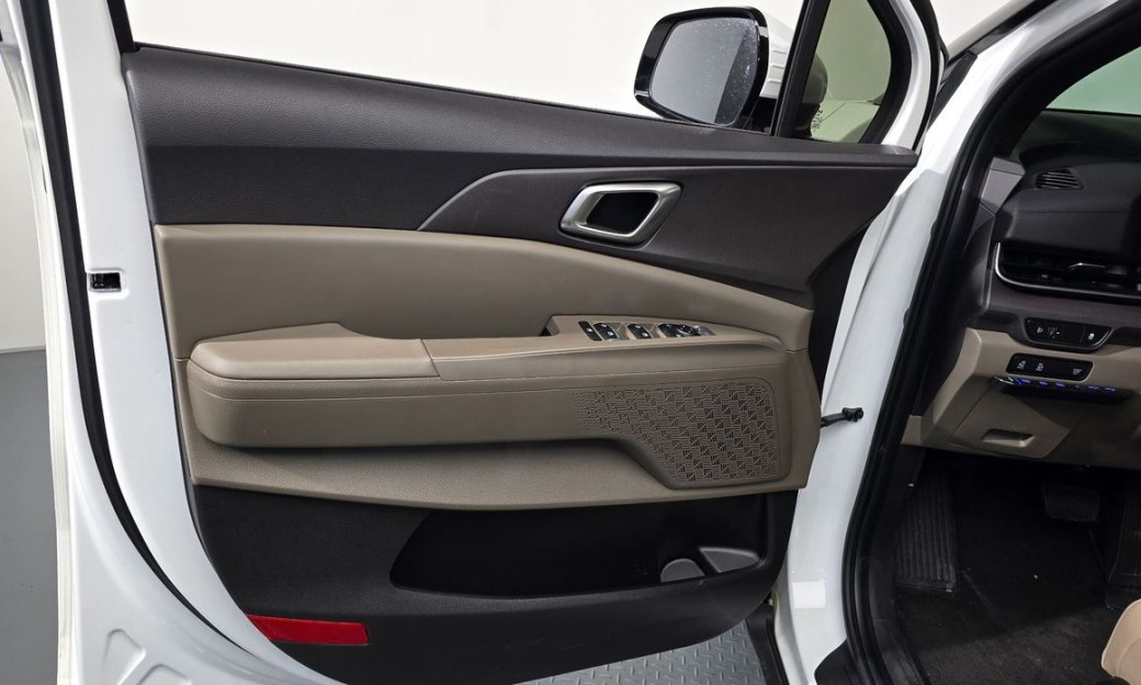 Kia Carnival 9-Seater Hi Limousine (Special Vehicle), 2025