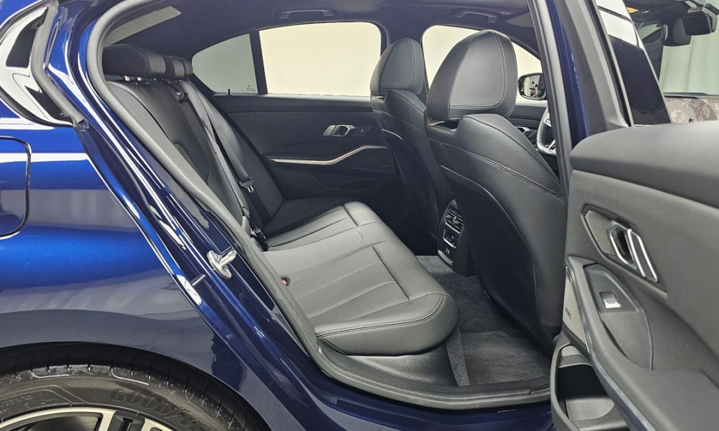 BMW 3-Series 320i M Sport, 2025
