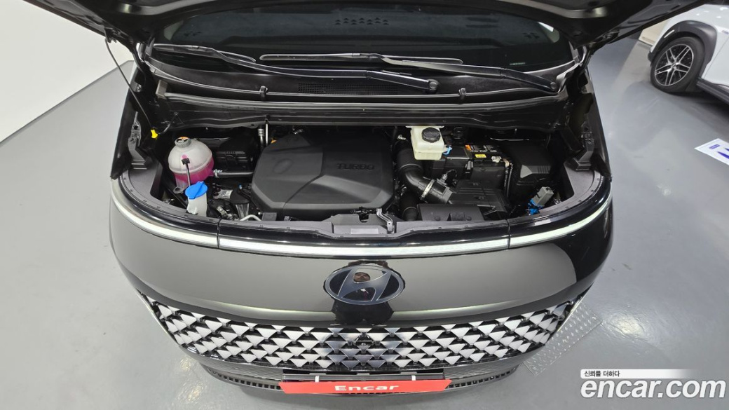 Hyundai Staria 4WD Lounge 7-Seater, 2025