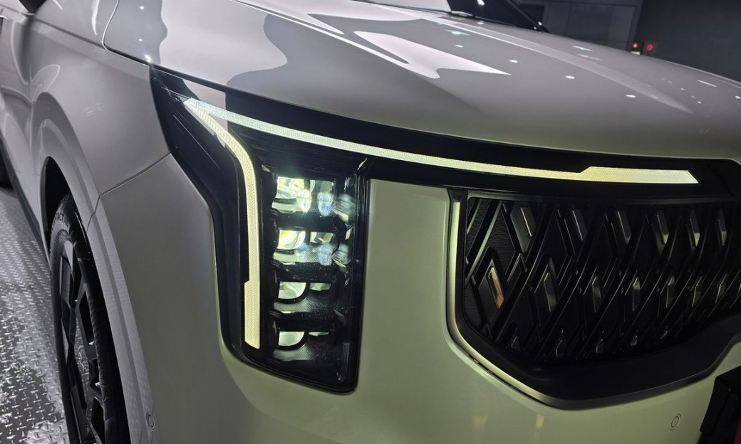 Kia Carnival 9-Seater Signature, 2024