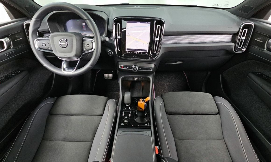 Volvo XC40 B4 Black Edition, 2025