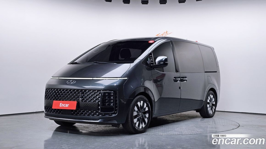 Hyundai Staria 4WD Lounge 9-Seater, 2022