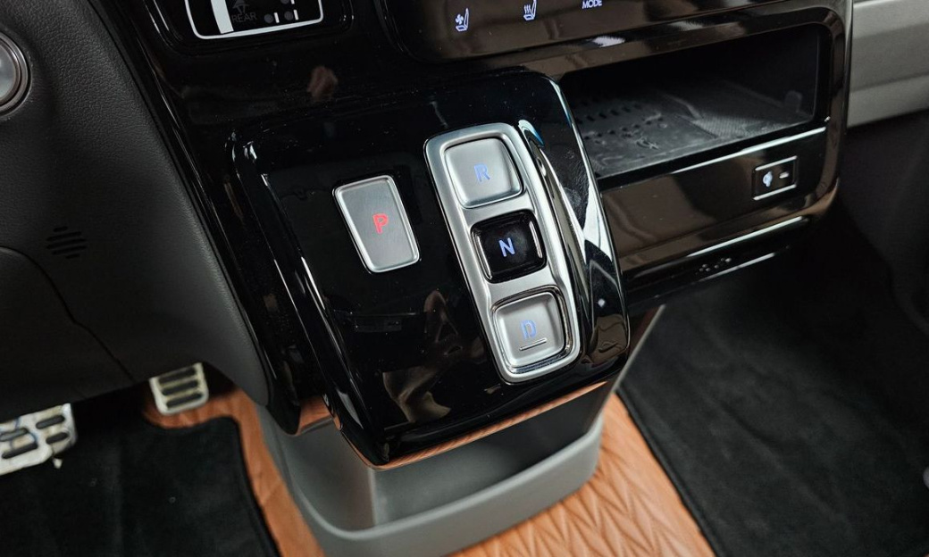 Hyundai Staria 4WD Lounge 7-Seater, 2024