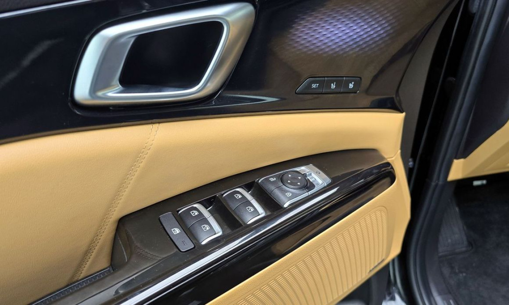 Kia Carnival 11-Seater Signature, 2023