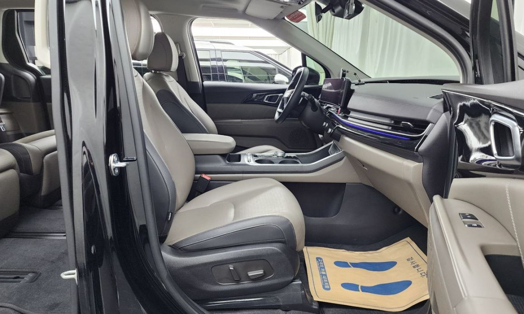 Kia Carnival 7-Seater Gravity, 2025