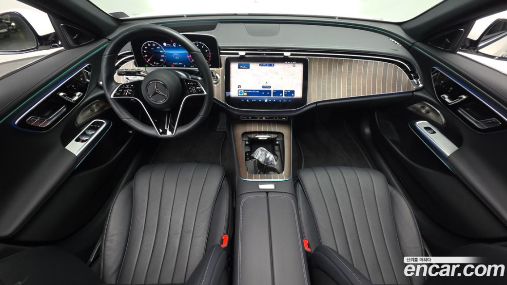 Mercedes-Benz E-Class E300 4MATIC Exclusive, 2025
