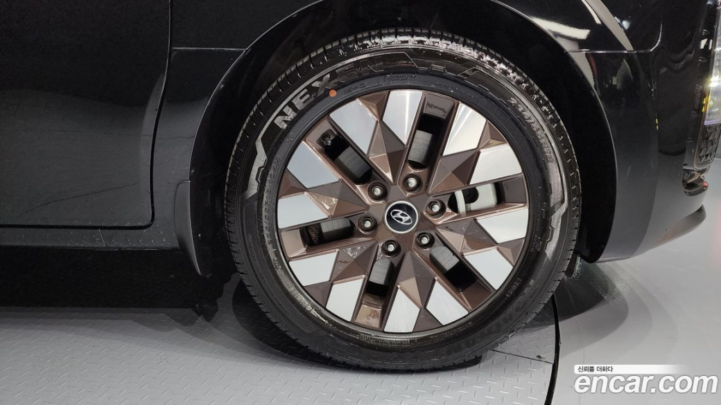 Hyundai Staria 4WD Lounge 7-Seater, 2022