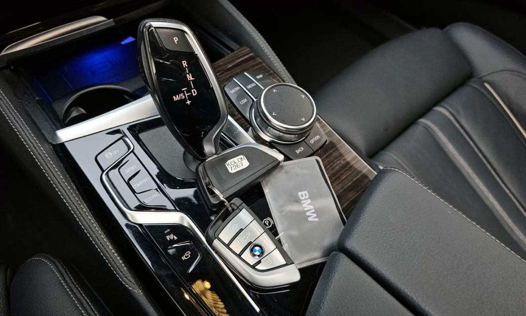 BMW 5-Series 520i Luxury, 2023