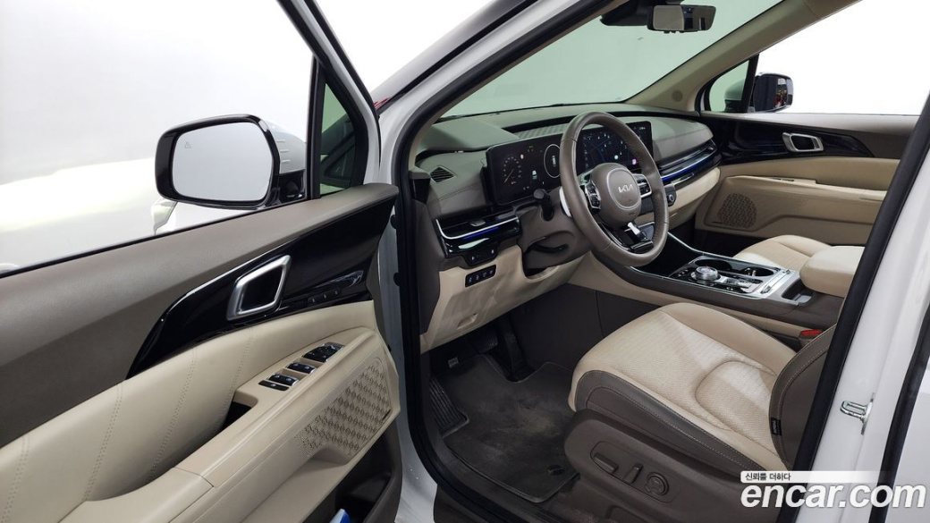 Kia Carnival 9-Seater Signature, 2024