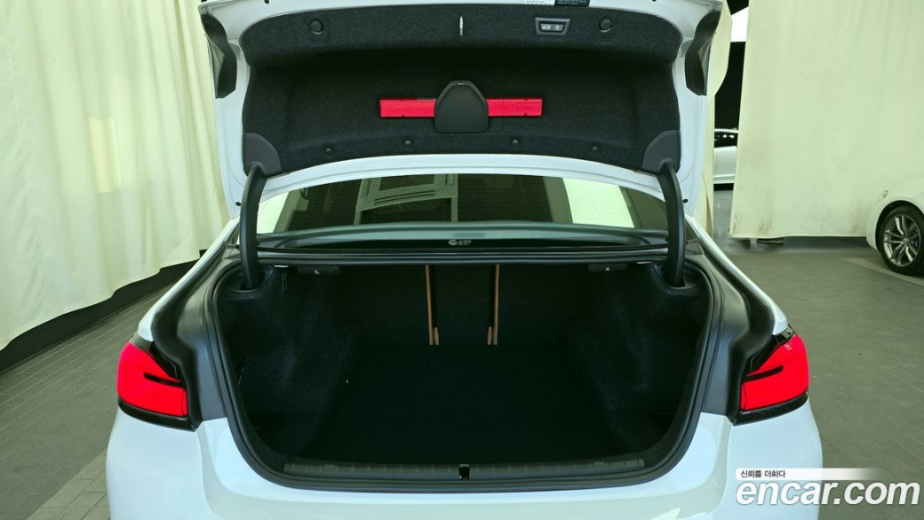 BMW 5-Series 520i Luxury, 2022