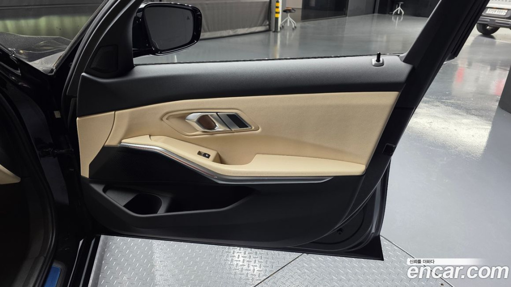 BMW 3-Series 320i, 2023