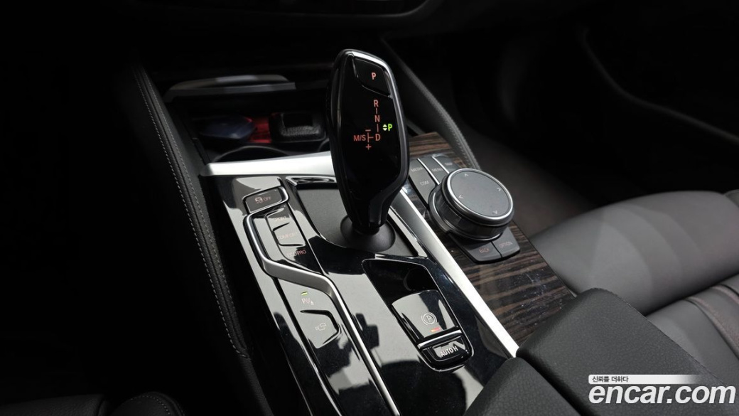 BMW 5-Series 520i Luxury, 2023
