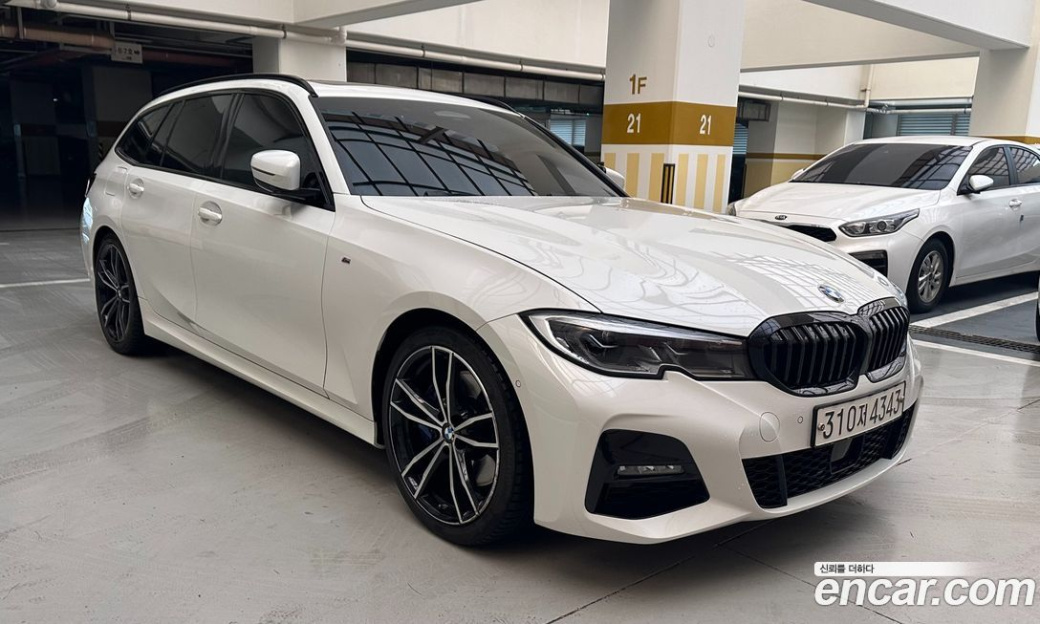 BMW 3-Series 320i Touring M Sports, 2022