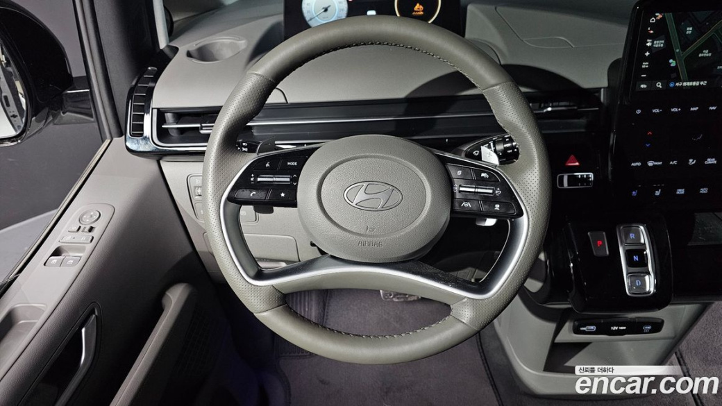 Hyundai Staria 4WD Lounge 9-Seater, 2025
