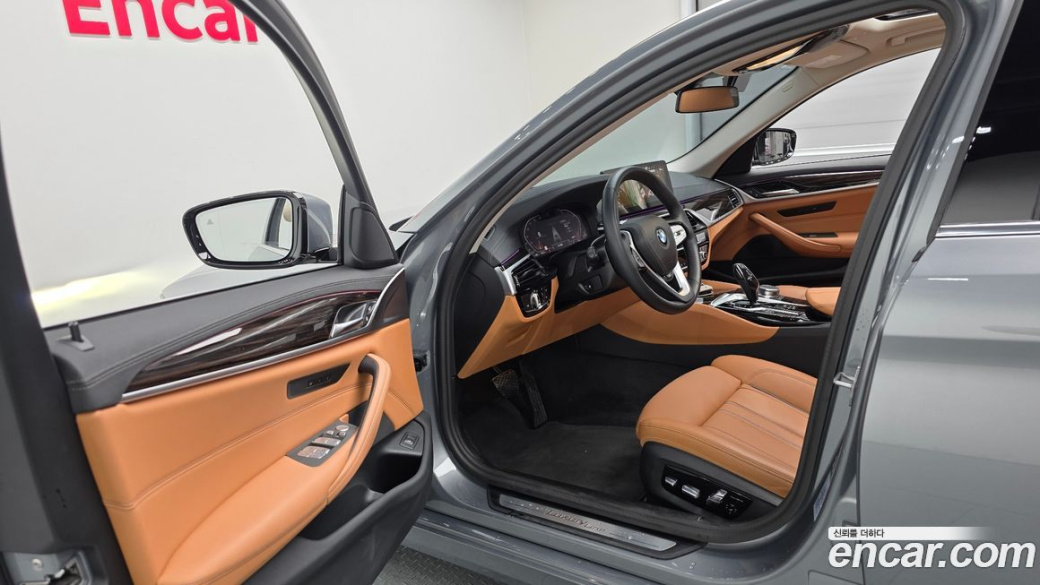 BMW 5-Series 520i Luxury, 2023