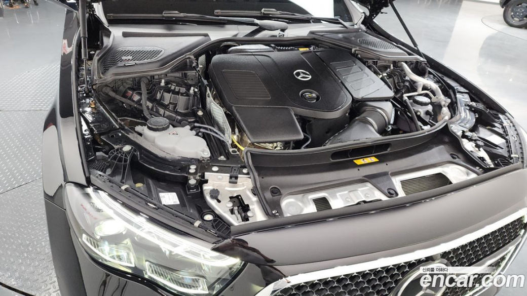 Mercedes-Benz E-Class E300 4MATIC AMG Line, 2025