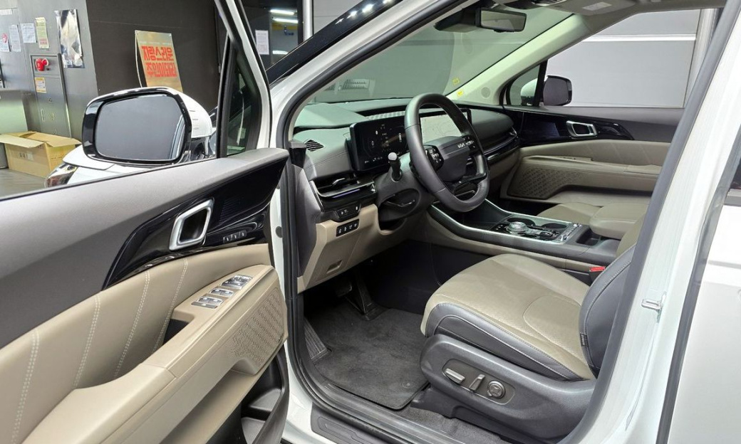 Kia Carnival 9-Seater Signature, 2025