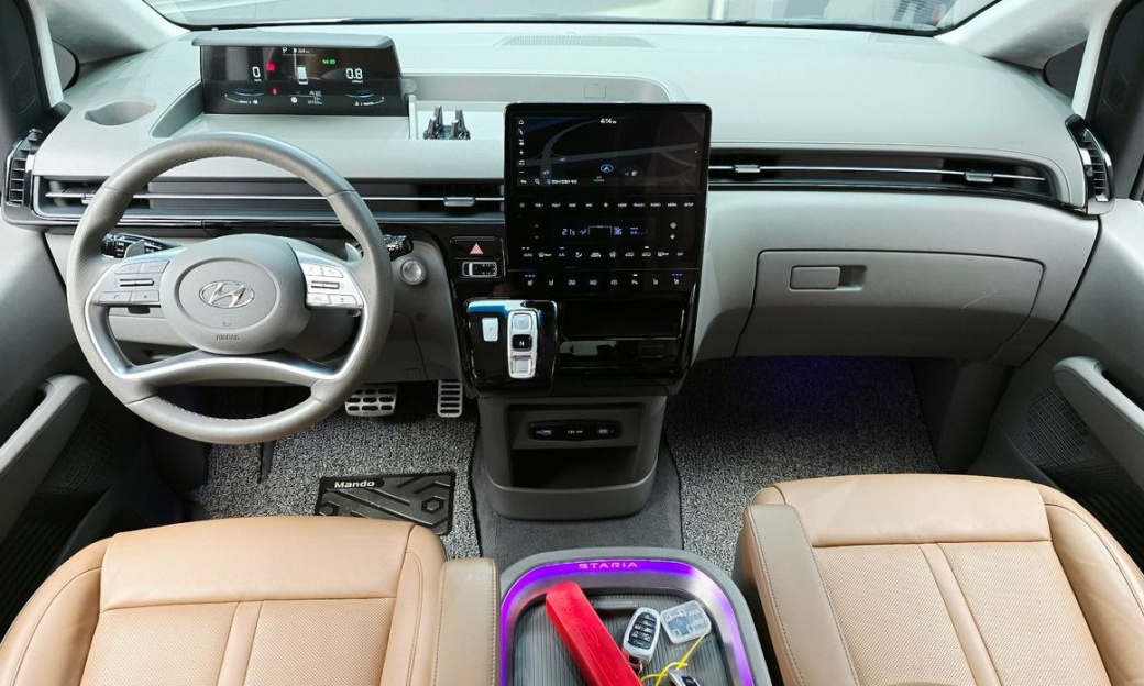 Hyundai Staria 4WD Lounge 9-Seater, 2023